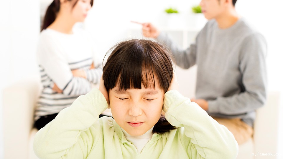 若涉外被告不回国参加庭审该怎么办？